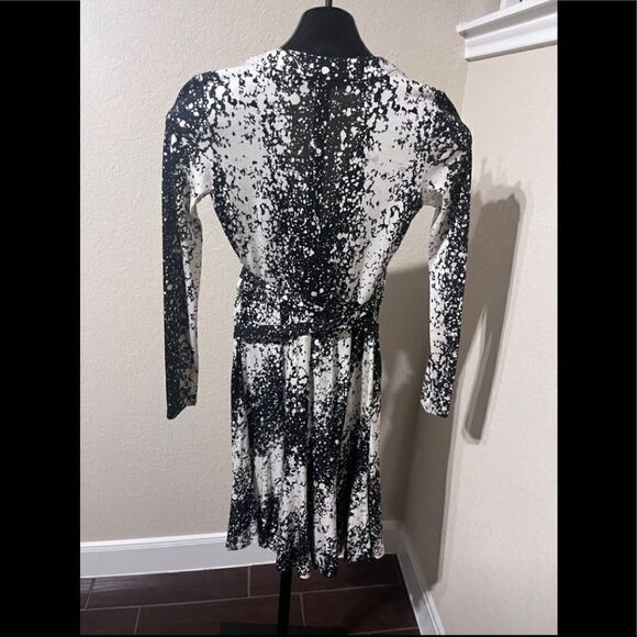 Diane Von Furstenberg Lilyann Print Silk Wrap Dress In Black White sz 0 - Picture 10 of 14